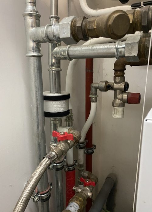 Dispositif anti-calcaire Orion's Rings installé sur une canalisation