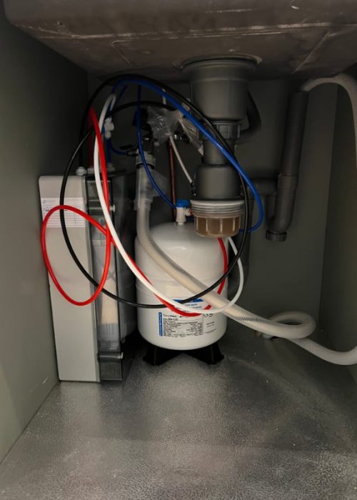 Système de filtration Aqua4 installé sous un évier
