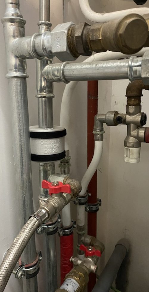 Dispositif anti-calcaire Orion's Rings installé sur une canalisation